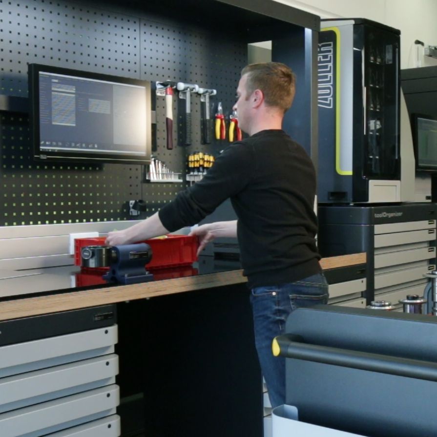 werkbank mit Bediener ZOLLER 