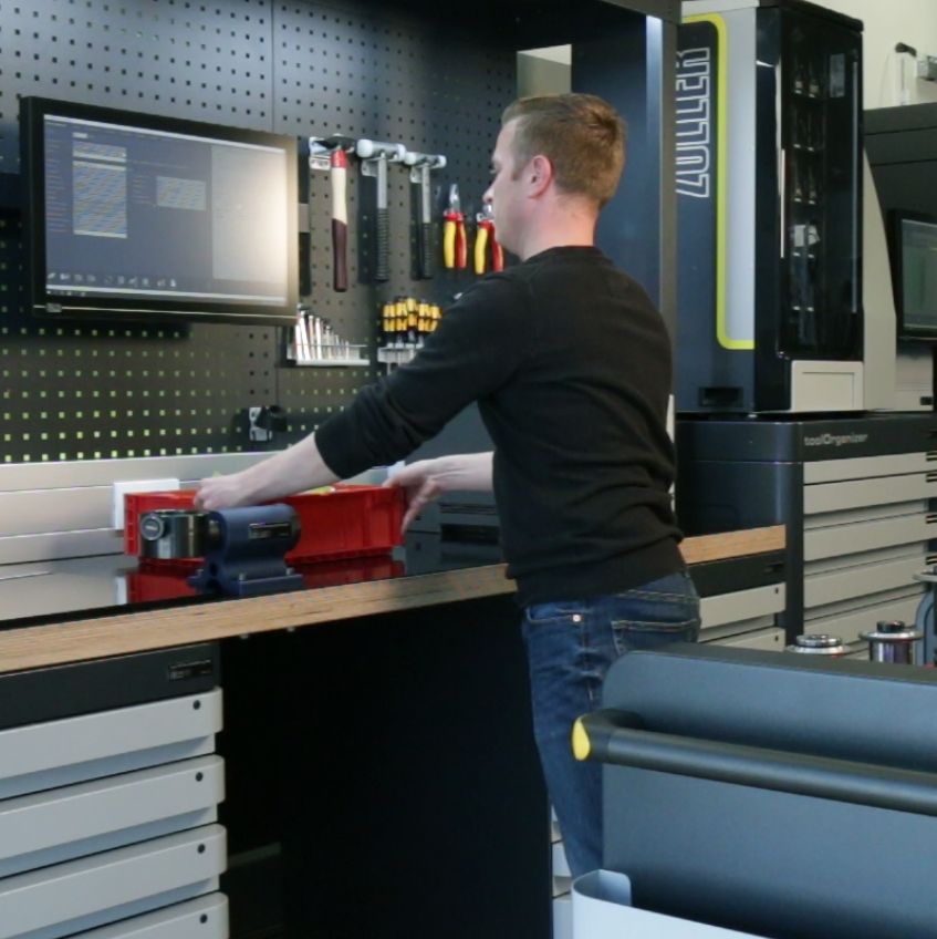 werkbank mit Bediener ZOLLER 